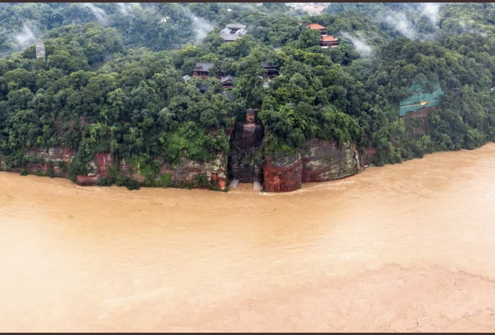 Mưa lũ ngập tới chân tượng phật khổng lồ ở Lạc Sơn. Ảnh: SCMP
