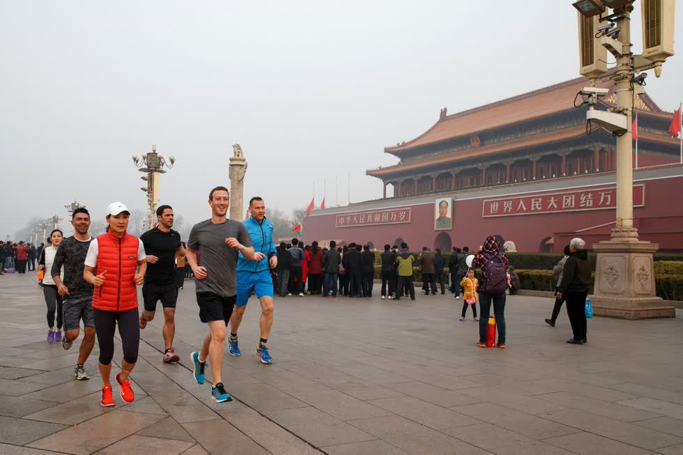 Mark Zuckerberg từng dùng nhiều chiêu trò để lấy lòng Trung Quốc, như chạy bộ không đeo khẩu trang tại Bắc Kinh năm 2016. Ảnh: Getty.