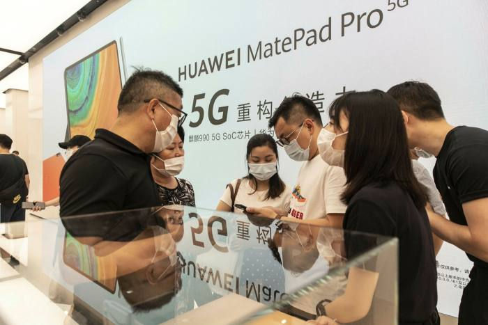 Cửa hàng lớn nhất thế giới của Huawei mới mở tại Thượng Hải, Trung Quốc. Ảnh: Bloomberg.