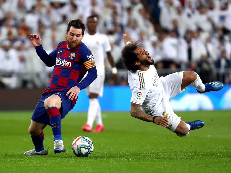   Hạng 1. Lionel Messi - 141,3 triệu USD. Người kiếm nhiều tiền nhất của bóng đá cũng là ngôi sao lớn nhất của môn thể thao vua là thành viên Barcelona. Messi đã kiếm được mức lương cơ bản là 646.000 USD mỗi tuần trong mùa giải trước, ngoài ra còn có các hợp đồng quảng cáo béo bở với Adidas và Pepsi. Ảnh: Getty  