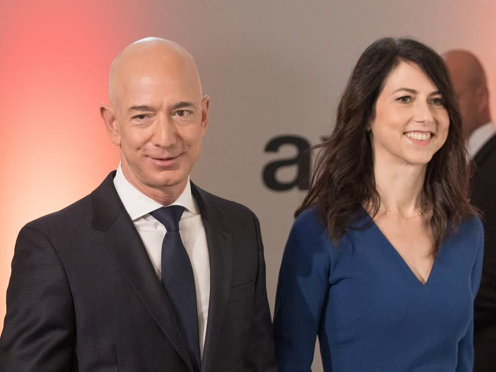     Khối tài sản của Jeff Bezos  chạm mốc kỷ lục lịch sử. Vợ cũ của ông cũng sắp trở thành người phụ nữ nắm giữ khối tài sản lớn nhất. Ảnh: Bloomberg. 