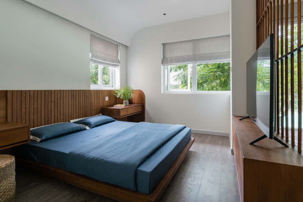 Phòng ngủ master sở hữu vẻ ngoài đơn giản, sử dụng vật liệu chủ đạo là gỗ và không thể thiếu những khoảng cong vòm tạo điểm nhấn.