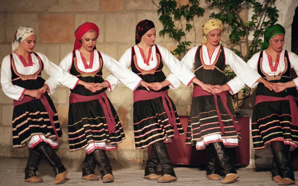 Syrtos là điệu nhảy dân gian phổ biến nhất ở Síp.