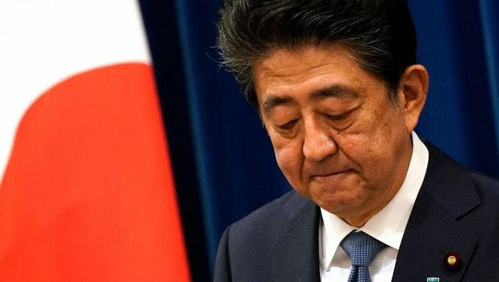 Thủ tướng Nhật Bản Shinzo Abe tuyên bố từ chức và xin lỗi tới người dân. Ảnh: Sky News