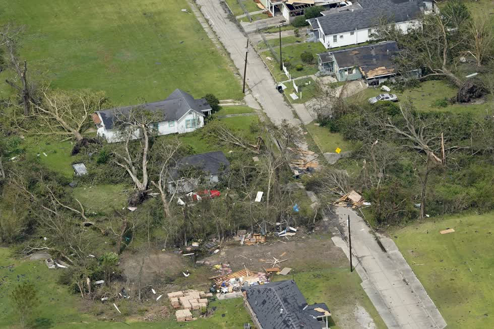Cây cối bị thổi bay và các mảnh vỡ xung quanh những ngôi nhà bị hư hại sau cơn bão Laura. Ảnh: AP.