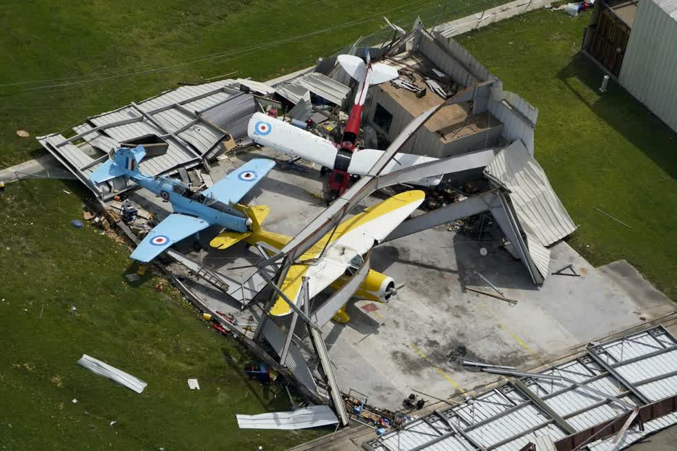     Một giá treo máy bay bị phá hủy vào thứ Năm, ngày 27/8, sau khi cơn bão Laura đi qua khu vực gần Hồ Charles, La. Ảnh: AP.