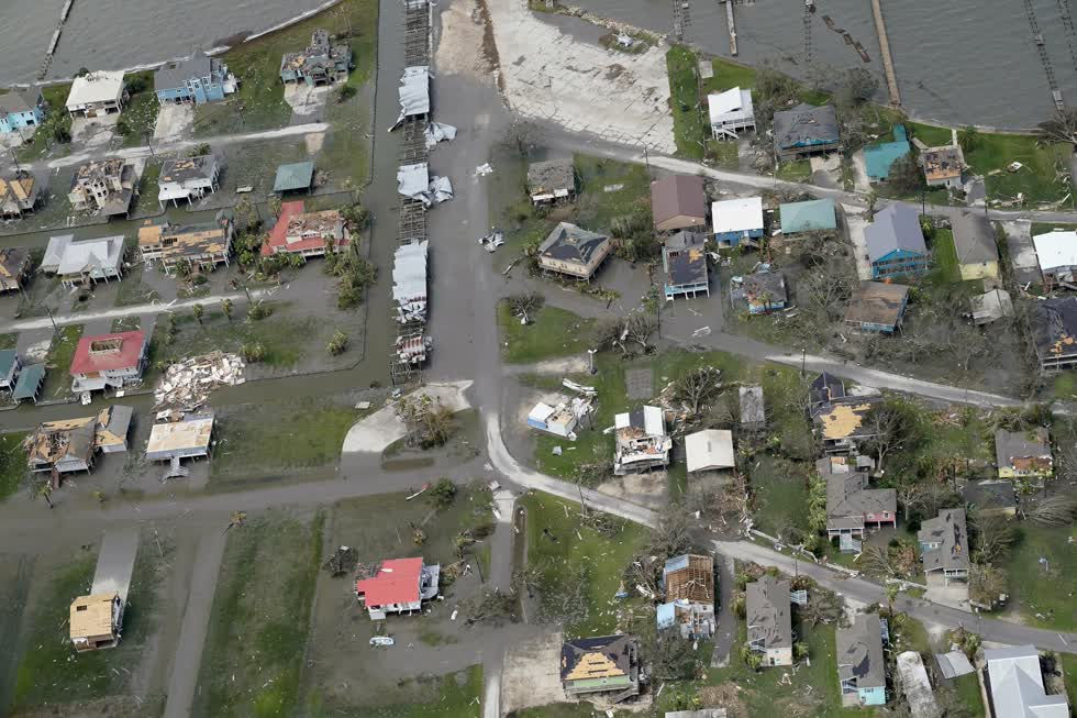 Các tòa nhà và nhà cửa bị hư hại sau cơn bão Laura. Ảnh: AP.