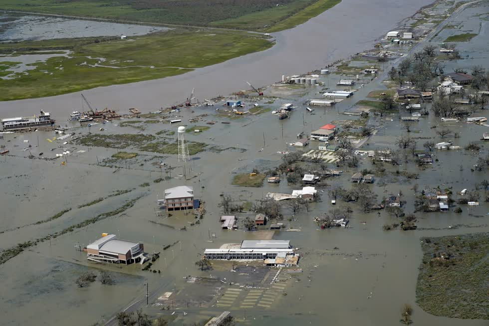     Các tòa nhà và nhà cửa bị ngập do hậu quả của cơn bão Laura vào ngày 27/8 năm ở Cameron, La. Ảnh: AP.