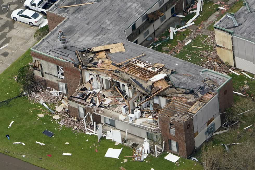 Một tòa nhà chung cư bị hư hại vào ngày 27/8, sau khi cơn bão Laura đi qua khu vực gần Hồ Charles, La. Ảnh: AP.