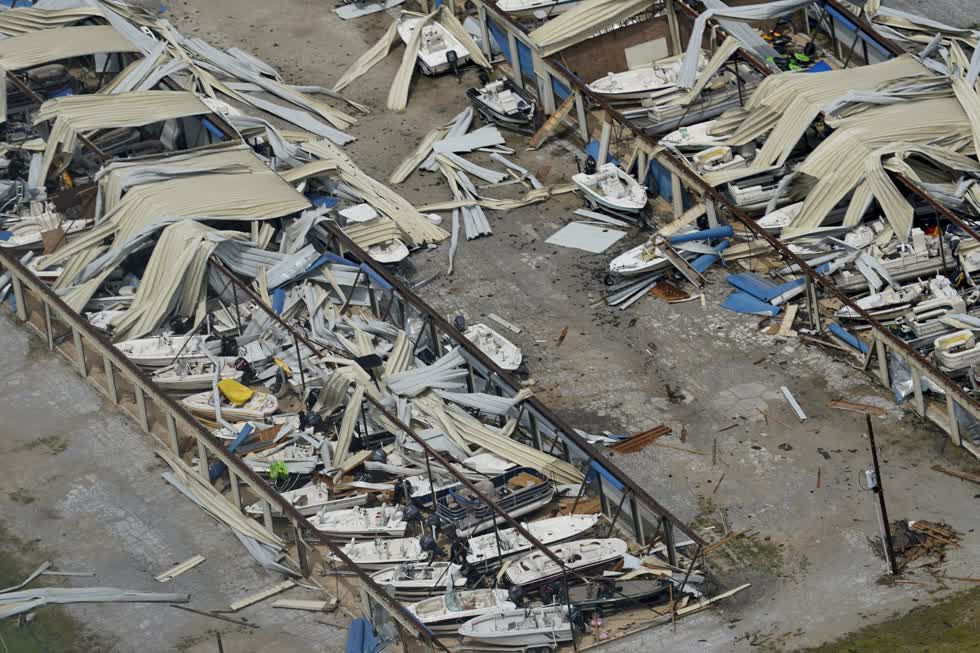 Một cơ sở lưu trữ thuyền bị phá hủy vào ngày 27/8, sau khi cơn bão Laura đi qua khu vực gần Hồ Charles, La. Ảnh: AP.