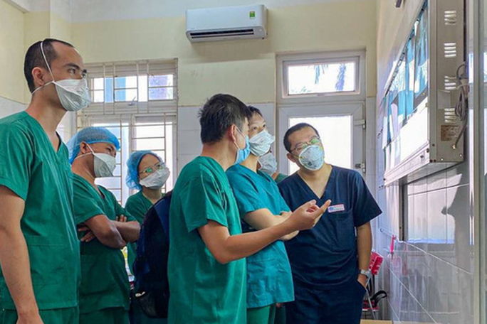 Đội ngũ y bác sĩ theo dõi tình hình điều trị cho bệnh nhân COVID-19 tại Bệnh viện Phổi Đà Nẵng. 