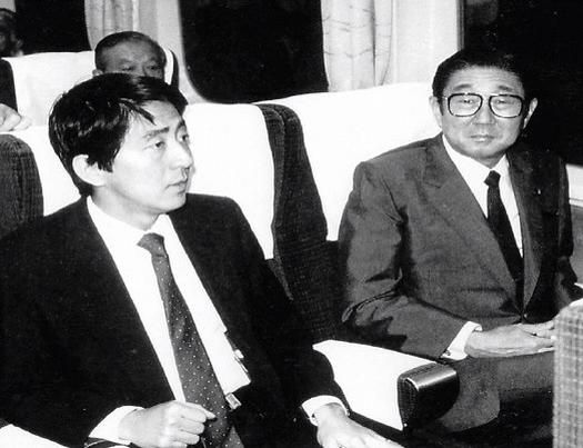 Một bức ảnh hiếm hoi thời trẻ của đương kim Thủ tướng Nhật Bản Shinzo Abe (trái) và cha của ông là ngài Shintaro Abe.