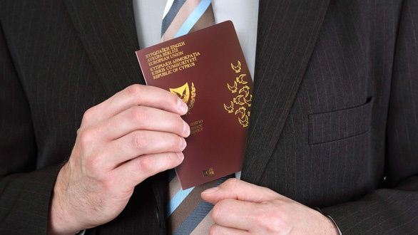 Với chương trình cấp hộ chiếu đầu tư, Cyprus trở thành điểm đến lý tưởng cho những cá nhân giàu có, thậm chí cả tội phạm và người tham nhũng. Mức đầu tư tối thiểu dành cho người muốn sở hữu quốc tịch nước này là 2,35 triệu USD. Việc lấy hộ chiếu dễ cũng là lý do tội phạm thích chọn quốc tịch Cyprus. Năm 2019, EU từng cảnh báo các quốc gia như Malta, Cyprus, Bulgaria về hình thức cấp hộ chiếu này.