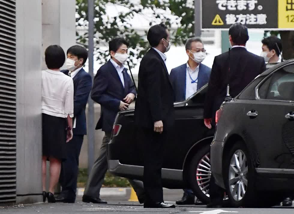 Thủ tướng Abe rời Bệnh viện Đại học Keio hôm 17/8, sau buổi khám sức khỏe dài 7 tiếng rưỡi. Ảnh: Reuters