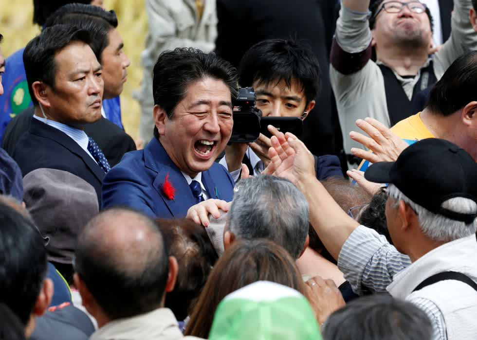 Trong một năm khủng hoảng của Nhật Bản, Thủ tướng Shinzo Abe làm việc liên tục gần 150 ngày trước khi nghỉ phép để khám sức khỏe. Ảnh: Reuters.