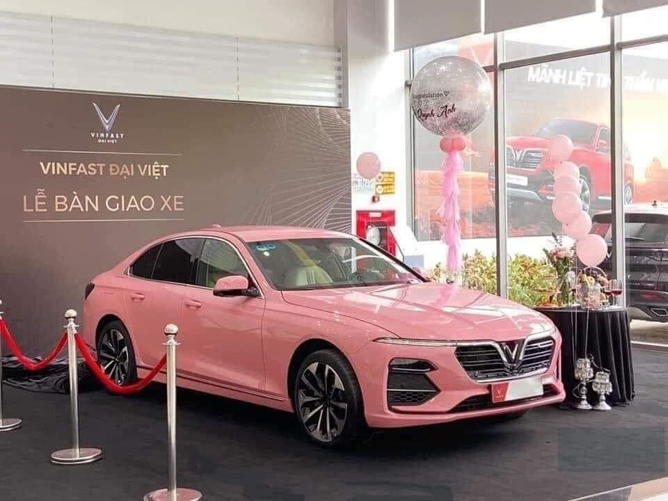 Trước đó, một chiếc VinFast Lux A2.0 đã từng được người hâm mộ thích thú khi có màu sơn hồng đặc biệt. Đây có thể là tiền đề để hãng xe Việt tung ra bộ sưu tập màu cá tính hơn cho President.