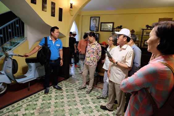 Du khách nghe thuyết minh tại Bảo tàng Biệt động Sài Gòn trong tour Biệt động Sài Gòn do Lữ hành Fiditour tổ chức.