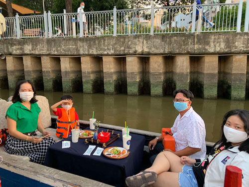 Du khách tham gia tour kênh Nhiêu Lộc - Thị Nghè ở TP.HCM.