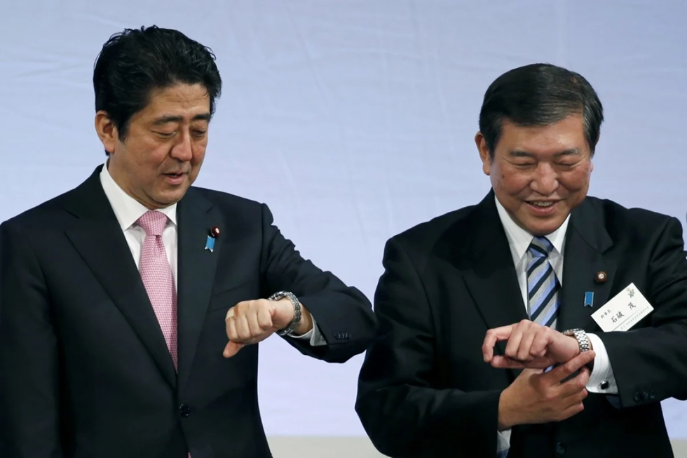 Shigeru Ishiba (bên phải) được xem là ứng cử viên hàng đầu thế chỗ ông Abe. Ảnh: SCMP.