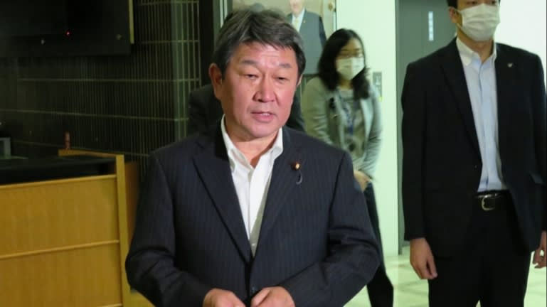 Bộ trưởng Ngoại giao Toshimitsu Motegi trong một buổi tiếp xúc phóng viên. Ảnh: ANR