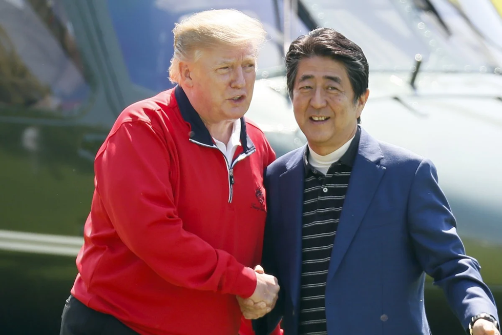 Tổng thống Mỹ Donald Trump gặp Thủ tướng Nhật Bản Shinzo Abe trong trận chơi golf tại Câu lạc bộ đồng quê Mobara, phía nam Tokyo, vào tháng 5/ 2019. Ảnh: AP