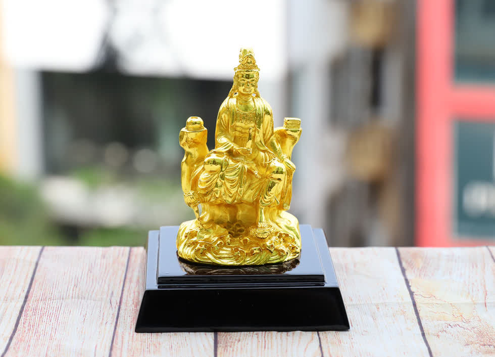  Tượng Phật bà quan âm mạ vàng  là quà tặng cho cha mẹ ý nghĩa.
