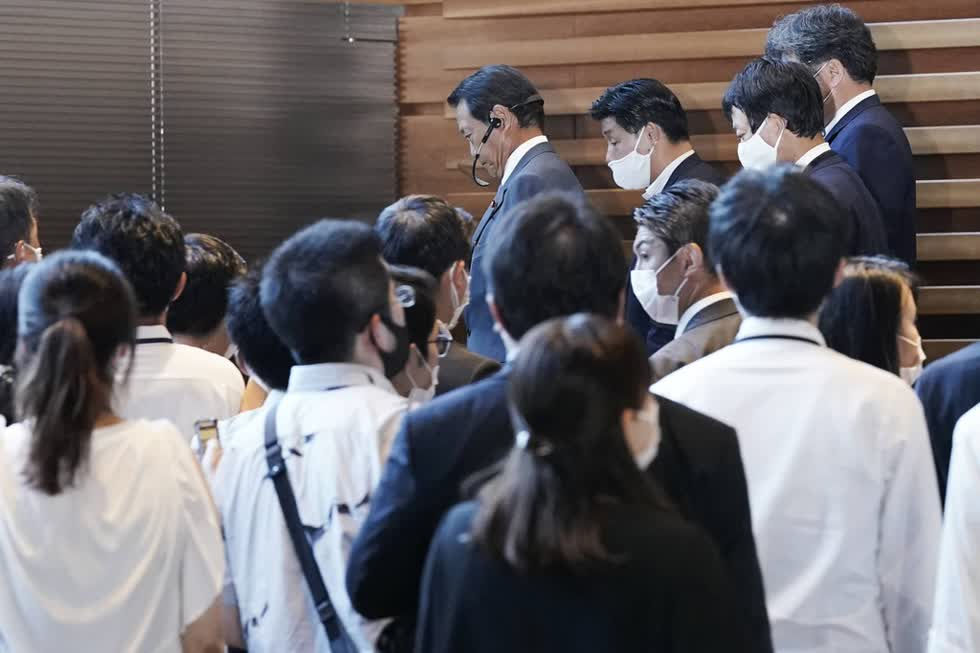 Phó thủ tướng, Bộ trưởng Tài chính Taro Aso (giữa) bị phóng viên vây kín tại Văn phòng Thủ tướng ở Tokyo vào chiều 28/8. Ảnh: AP.
