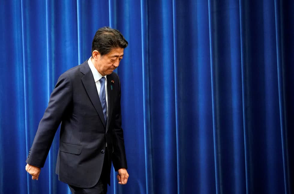 Thủ tướng Shinzo Abe rời cuộc họp báo sau khi công bố quyết định từ chức. Ảnh: Reuters.