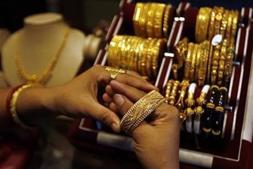 Lo ngại lạm phát khiến giới đầu tư đổ tiền vào kim loại quý. Ảnh: Reuters.