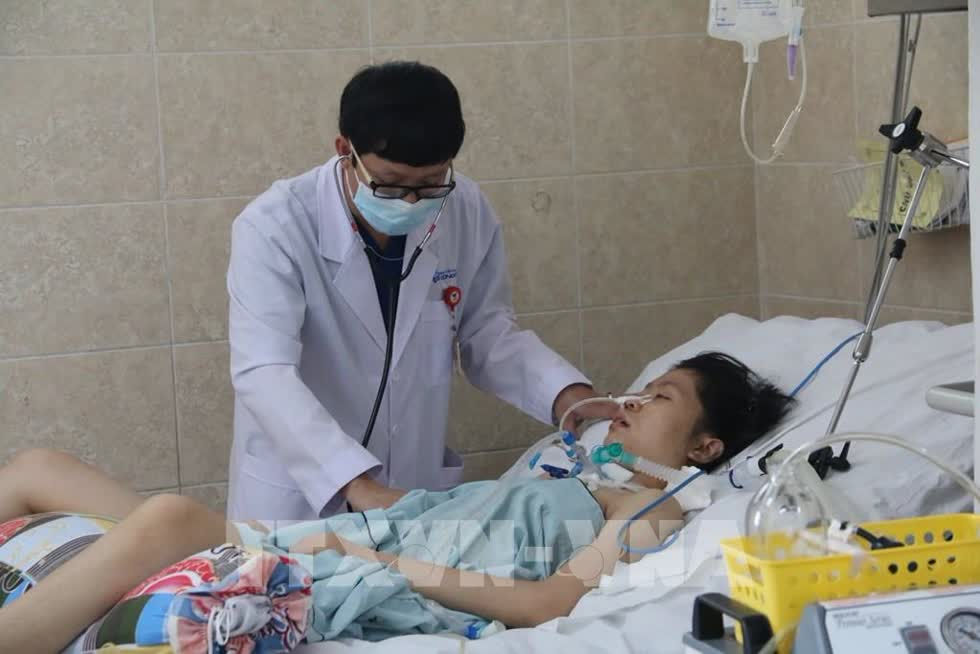   Bệnh nhân T.T.G đang trong tình trạng khá nặng, phải thở máy và được điều trị tại Bệnh viện đa khoa Đồng Nai. Ảnh: TTXVN   