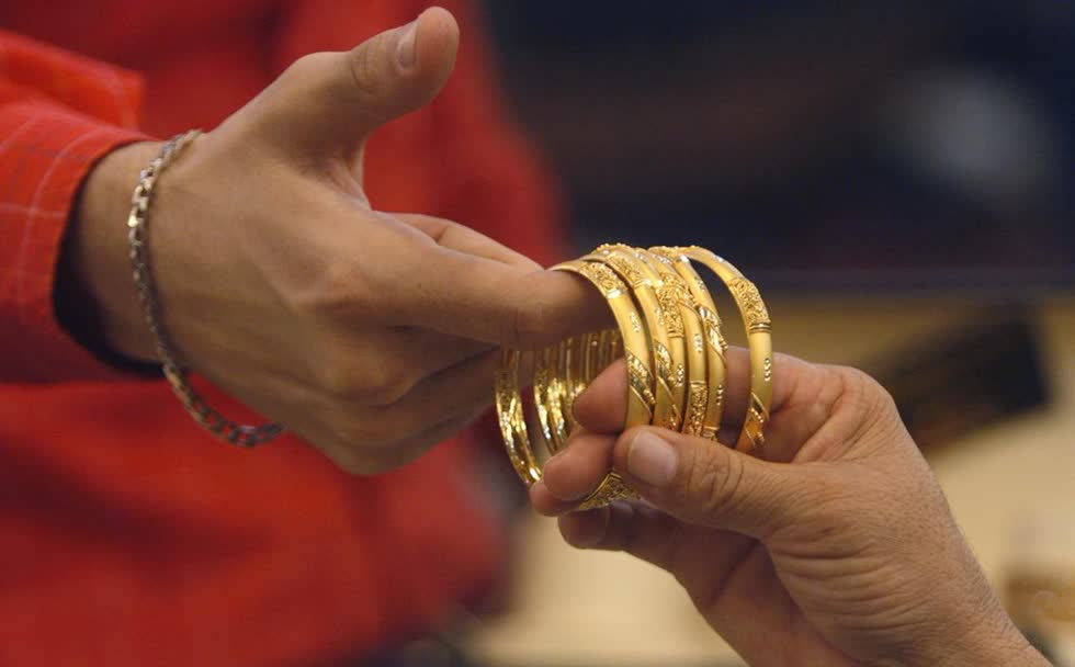 Giá vàng năm nay xô đổ kỷ lục năm 2011. Ảnh: Reuters.