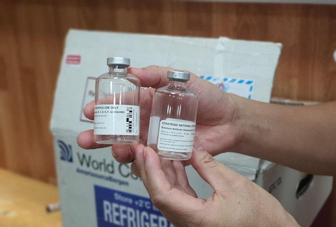 2 lọ thuốc được nhập từ Thái Lan để điều trị cho 2 bệnh nhân bị ngộ độc pate Minh Chay tại Bệnh viện Bạch Mai