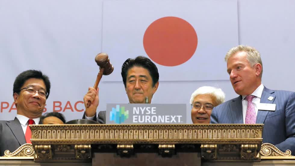Ông Shinzo Abe từng kêu gọi các nhà đầu tư ở sàn NYSE đến Nhật Bản, vì chính sách Abenomics của ông. Ảnh: ANR