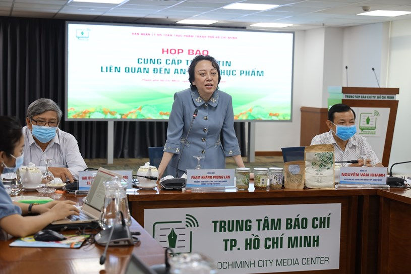 Bà Phạm Khánh Phong Lan cho biết tính đến chiều 1/9, TP.HCM mới thu hồi được 103/1.599 hộp pate Minh Chay đã bán ra thị trường. Ảnh: TTBC TP.HCM.