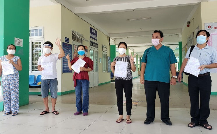 Các bệnh nhân ra viện vào sáng nay ở Bệnh viện Phổi Đà Nẵng.