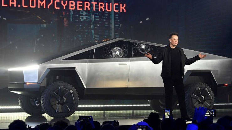   CEO Elon Musk trong buổi lễ ra mắt xe bán tải điện Cybertruck. Ảnh: Reuters  