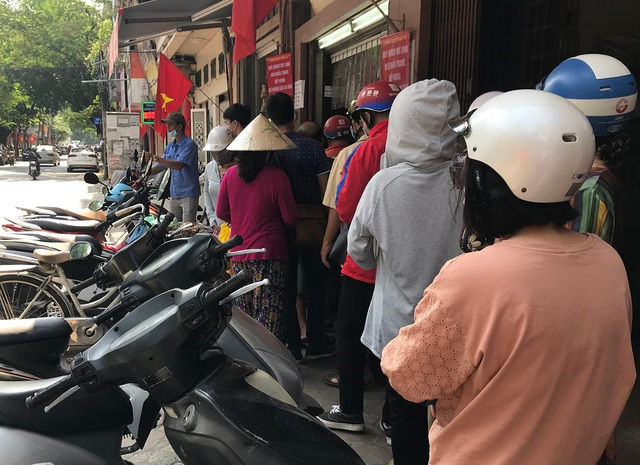 Hàng dài người nối đuôi nhau, xếp hàng chờ mua bánh trung thu trên phố Thụy Khuê (Hà Nội)