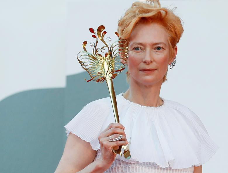 Diễn viên Tilda Swinton tạo dáng trong lễ khai mạc Liên hoan phim Venice lần thứ 77 tại Venice Ý. Ảnh: Reuters.