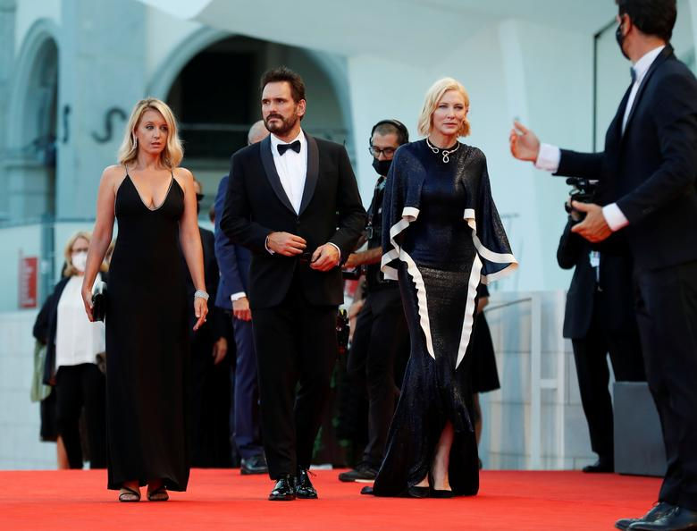Chủ tịch hội đồng giám khảo Cate Blanchett, Ludivine Saigne và Matt Dillon đến trong lễ khai mạc. Ảnh: Reuters.