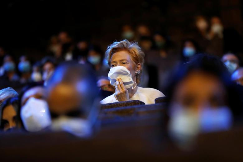 Diễn viên Tilda Swinton xuất hiện trong lễ khai mạc Liên hoan phim Venice. Ảnh: Reuters.