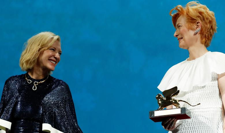   Diễn viên Tilda Swinton tạo dáng với giải Sư tử vàng cho thành tựu trọn đời bên cạnh Chủ tịch hội đồng giám khảo Cate Blanchett trong lễ khai mạc ngày 2/9. Ảnh: Reuters.