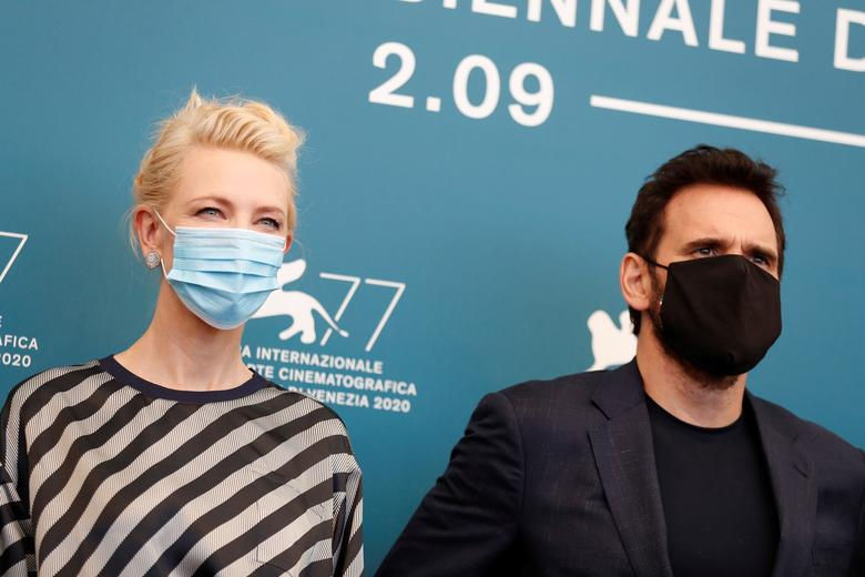 Chủ tịch hội đồng giám khảo Cate Blanchett và thành viên ban giám khảo Matt Dillon tạo dáng chụp ảnh. Ảnh: Reuters.