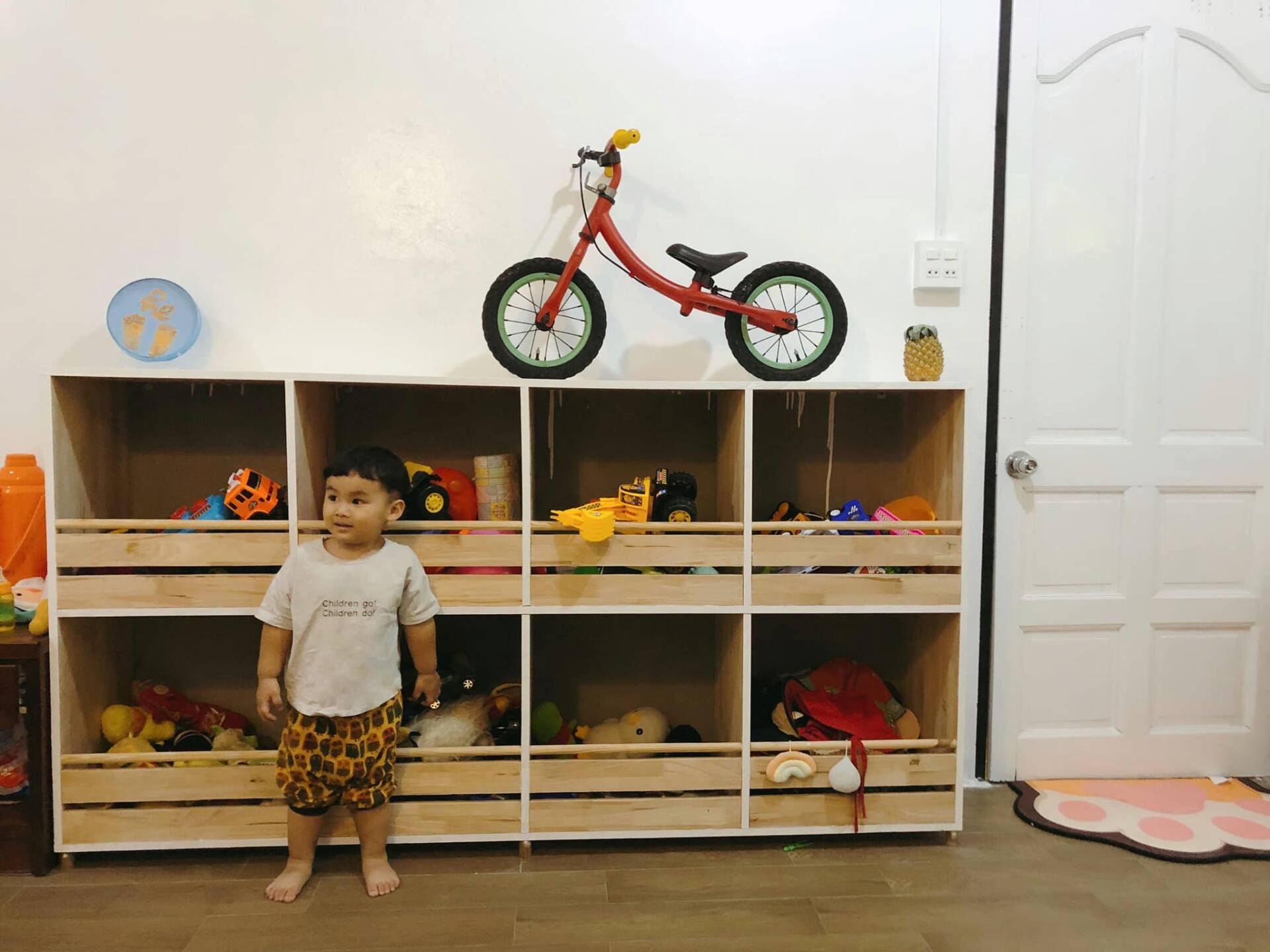 Tủ gỗ để đồ chơi là sản phẩm do anh Tân tự tay hoàn thành để dành tặng cho cậu con trai nhỏ