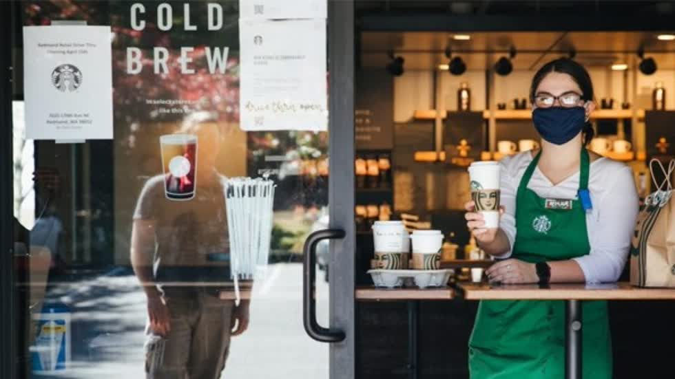 COVID-19 là cơ hội tốt để Starbucks thử nghiệm mô hình mới với các cửa hàng diện tích nhỏ hơn, chú trọng mang đi. Ảnh: Diego Coquillat