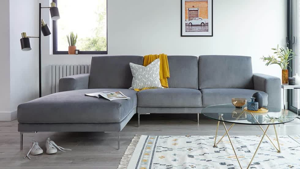 Nếu muốn sử dụng sofa vải, nỉ được lâu dài, gia chủ nên hết sức giữ gìn và cẩn trọng trong sinh hoạt hàng ngày.