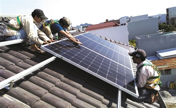 Đến hết tháng 7 đã có 19.810 dự án điện mặt trời mái nhà được lắp đặt, với tổng công suất gần 542 MW. Ảnh: TTXVN