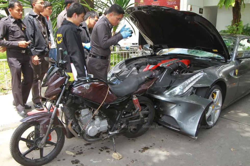 Cảnh sát dựng lại hiện trường vụ tai nạn. Ảnh: Bangkok Post