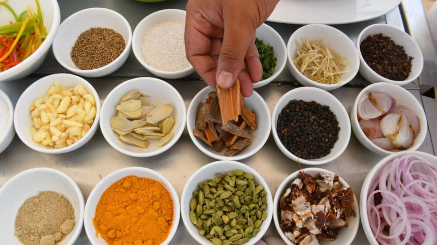   Không có cái gọi là một loại ẩm thực Ấn Độ. Với 29 bang - mỗi bang có địa hình và truyền thống riêng - trải nghiệm ẩm thực của đất nước này khác nhau dựa trên cảnh quan, khí hậu, người dân nhập cư, liên kết thương mại và tôn giáo.  