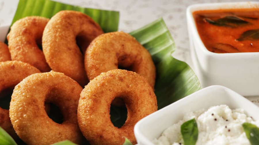   Đầu bếp chuyên nghiệp và nhà điều hành homestay, Amit Pamnani, có trụ sở tại Madhya Pradesh, đề xuất các món ăn địa phương như món mì xào giòn mặn ăn nhẹ và dahi vada (bánh bao đậu lăng phủ sữa chua và tương ớt) như trong hình.  