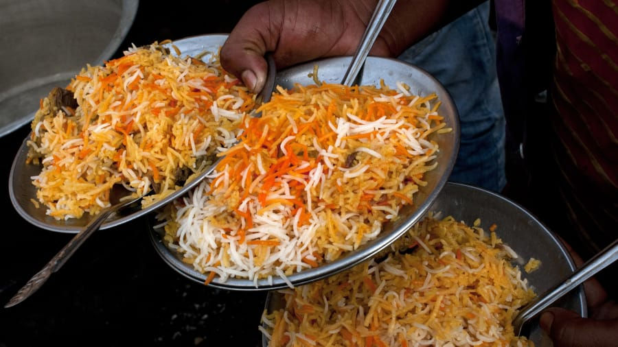   Tại TP.Lucknow (thủ phủ của bang Uttar Pradesh), mutton biryani dễ dàng tìm thấy tại các nhà hàng cũng như quán ăn ven đường. Món ăn này được nấu từ cơm, thịt hoặc rau củ.  